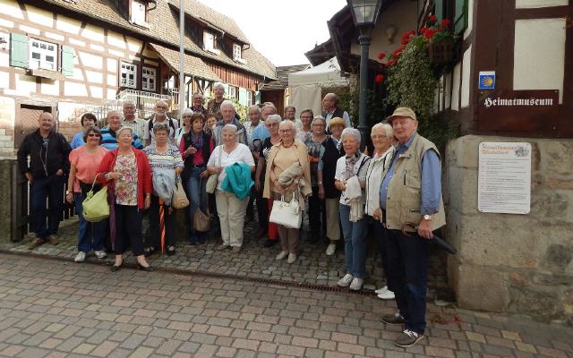 Die Gruppe vor dem Heimatmuseum Michelbach